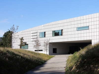 Instalación eléctrica en el Museo de Arte Rupestre Campo Lameiro, en Praderrei